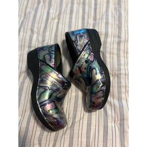 Dansko XP 2.0 Clogs in Iridescent Abalone Finish Women’s Size 39 (US 8.5/9)